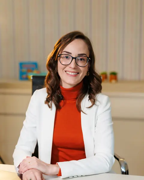 Dra. Ana Bürger, pediatra em Curitiba, no consultório
